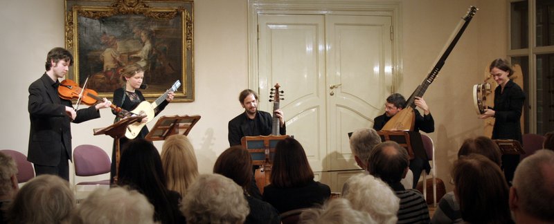 Das Ensemble simkhat hanefesh mit historischen Instrumenten