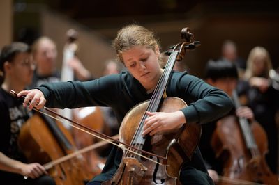 Charlotte Melkonian am Violoncello im Orchester