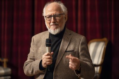 Norman Lebrecht mit Mikrofon im Gespräch